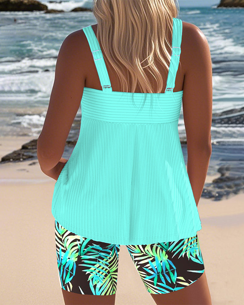 Tankini acanalado cian visto por la espalda con tirantes y short tropical de palmas