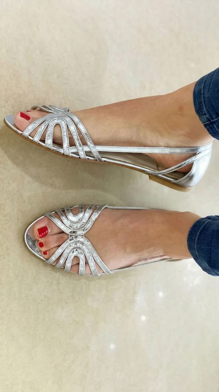 Sandalias planas metalizadas plateadas con tiras decorativas y punta abierta