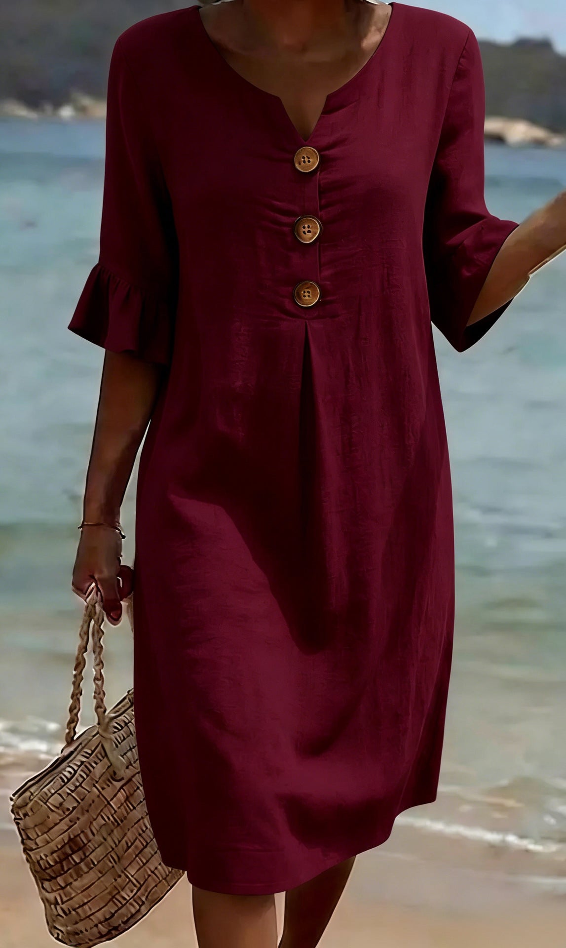 Vestido informal burdeos con botones dorados y falda midi, mangas tres cuartos