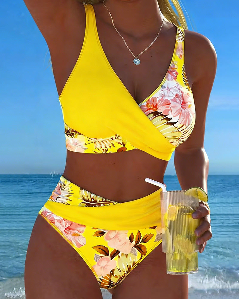 Bikini de dos piezas amarillo con flores tropicales y ribete de contraste, top cruzado