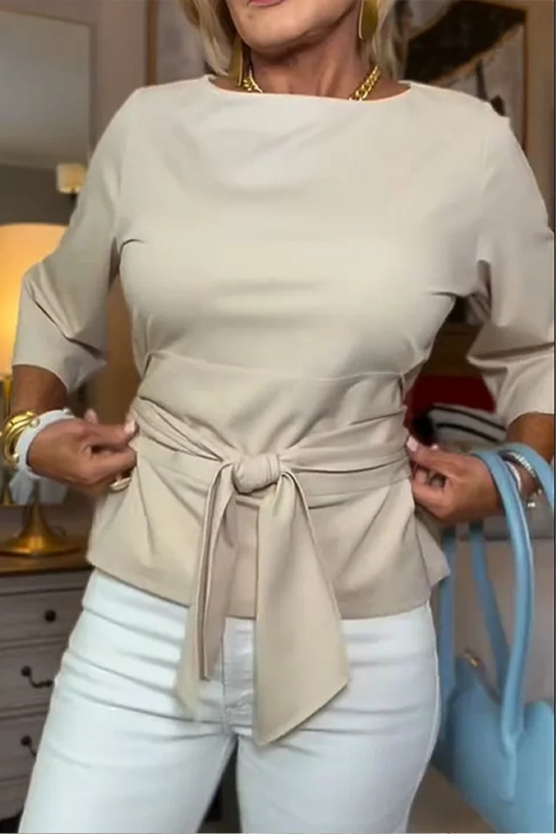 Top beige de manga 3/4 con lazo ajustable en la cintura