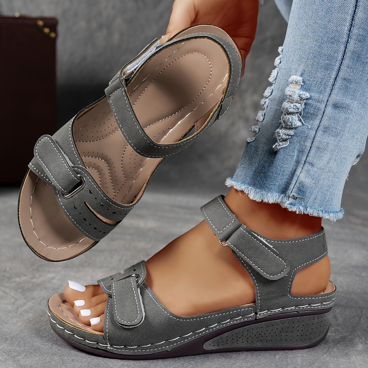 Sandalias ortopédicas Elíse grises con doble tira y suela con espuma.