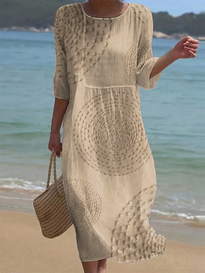Vestido informal beige con bordado, cuello redondo y manga tres cuartos, largo midi suelto.