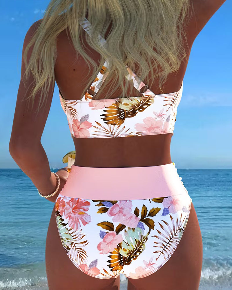 Bikini de dos piezas blanco con flores tropicales y ribete rosa, top cruzado