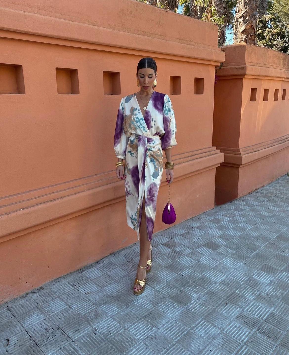 Vestido satinado cruzado estampado multicolor con falda larga y cinturón anudado