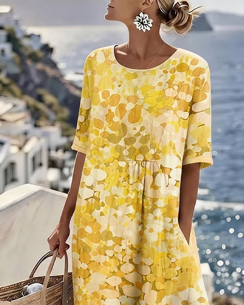 Vestido midi floral amarillo, manga corta y corte A con frunces en la parte media.