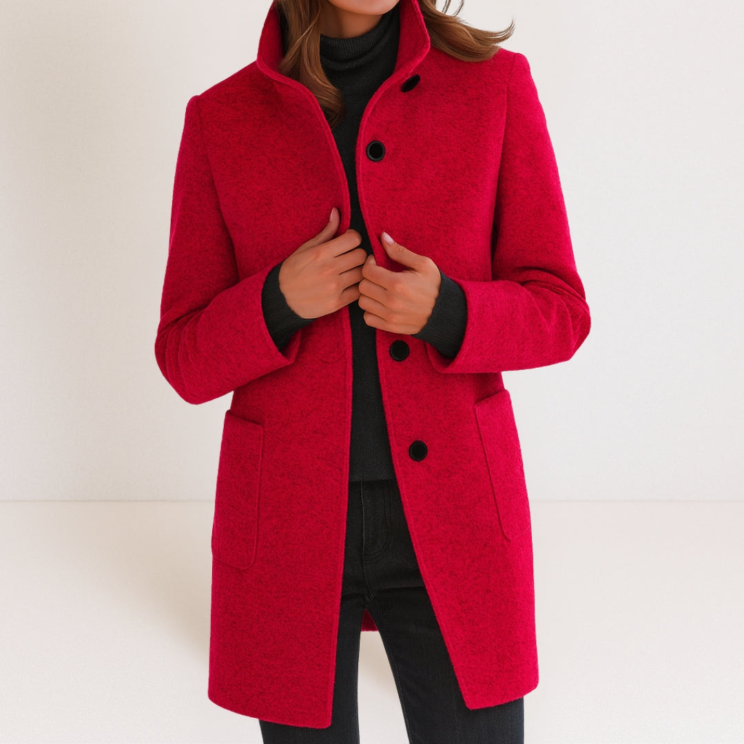 Chaqueta de mujer roja con cuello alto, botones frontales y bolsillos tipo parche.