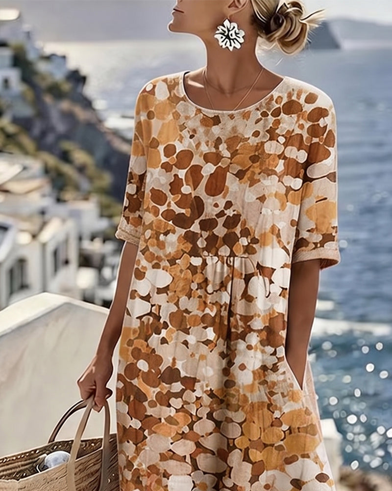 Vestido midi floral beige y marrón, manga corta y corte A con fruncido central.
