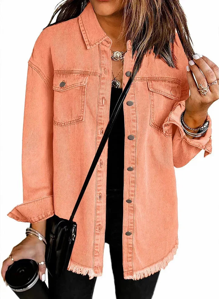 Chaqueta de mezclilla coral con botones, bolsillos frontales y dobladillo con flecos.