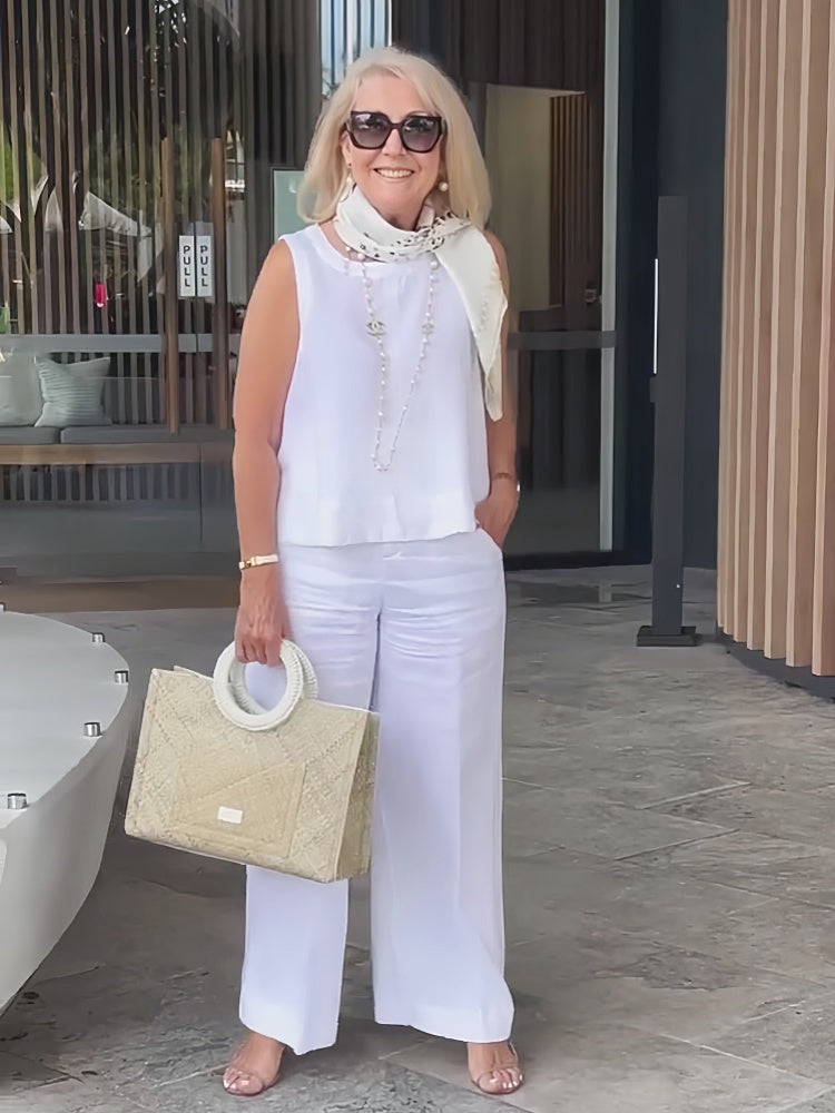 Conjunto blanco: blusa sin mangas con detalle dorado y pantalón ancho de tiro alto