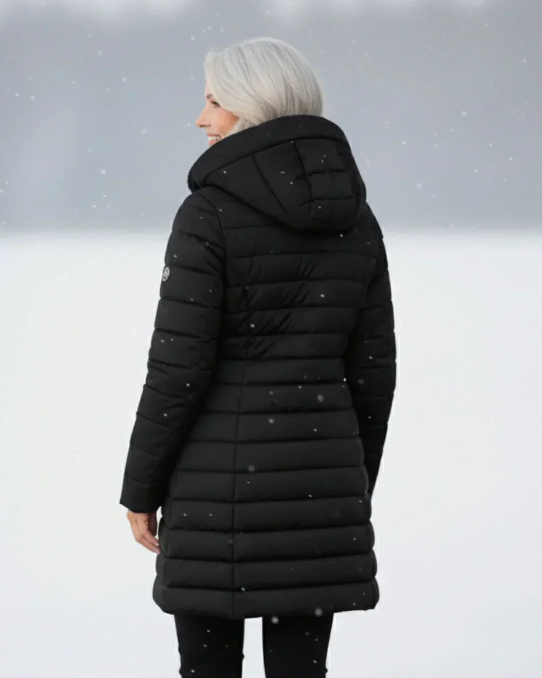 Chaqueta de invierno acolchada negra con capucha, vista trasera