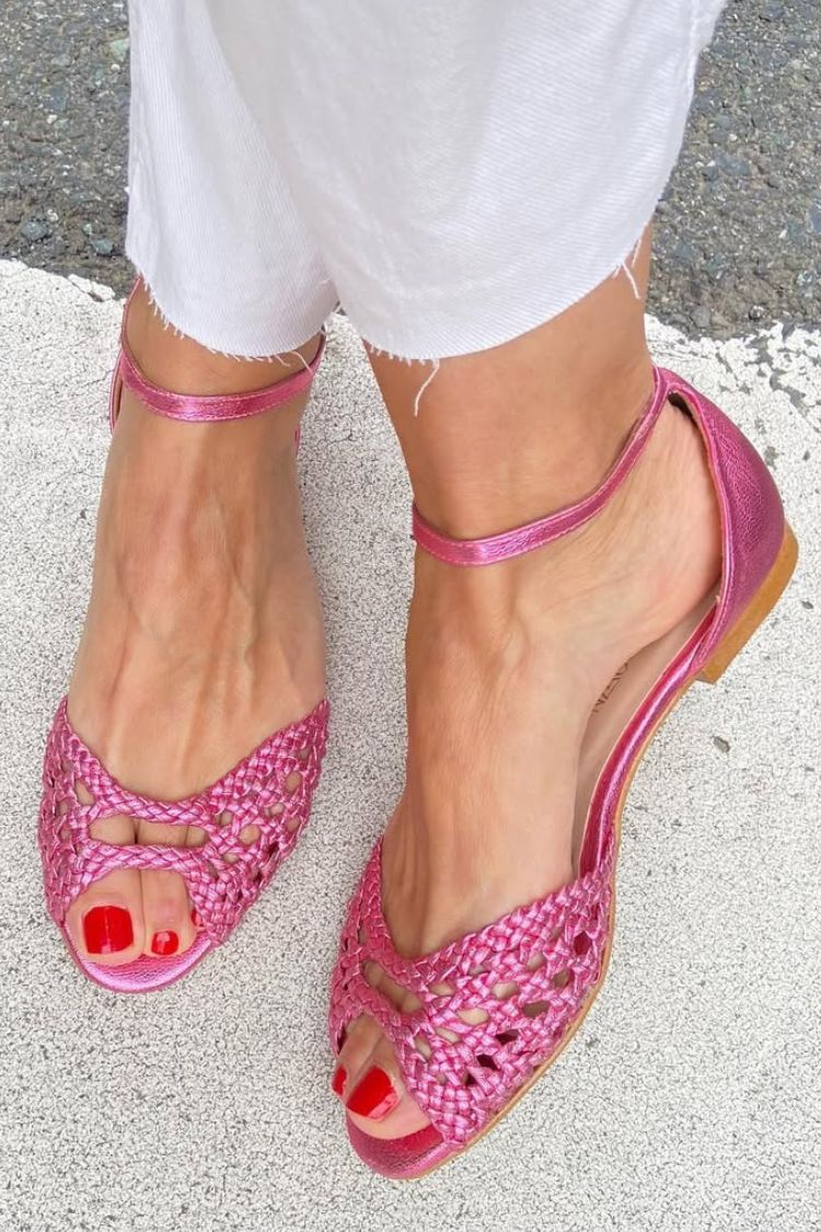 Sandalias fucsia trenzadas con tira al tobillo, empeine con trenza y punta abierta.