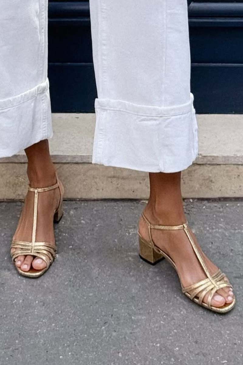 Sandalias de tacón bajo doradas con tiras cruzadas en la parte delantera