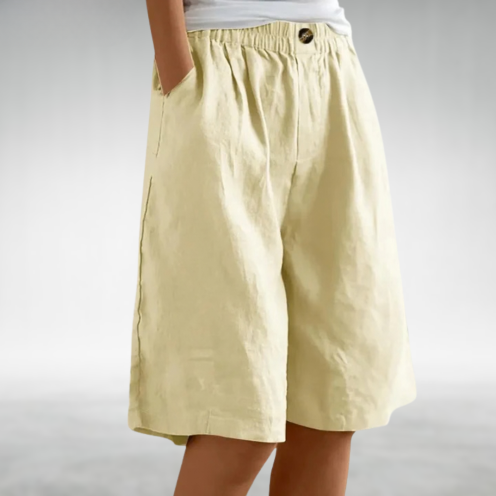 Shorts cómodos caqui claro con cintura elástica y botón metálico frontal. Largo a la rodilla.