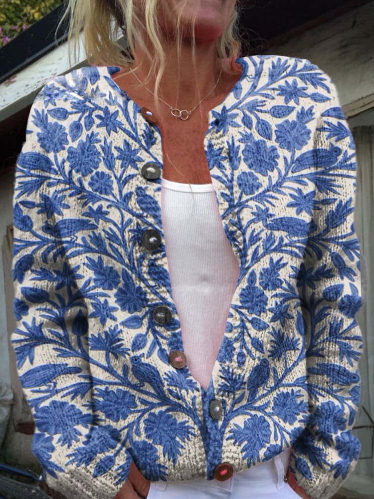 Chaqueta de punto floral azul con botones marrones y escote en V