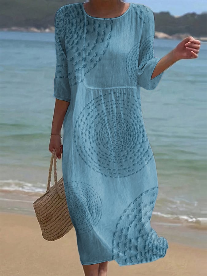 Vestido informal bordado azul, manga 3/4, cuello redondo y acabado con textura en paneles