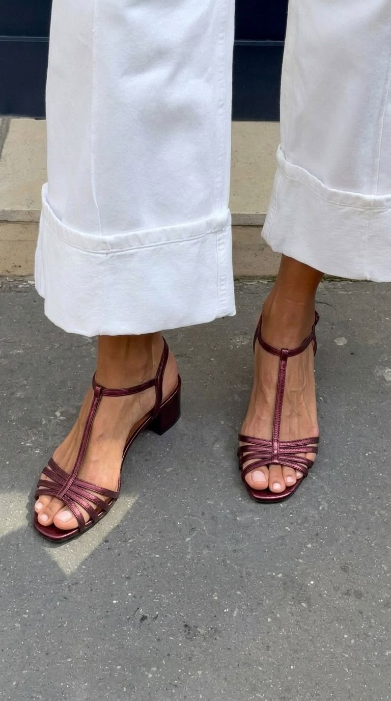 Sandalias de tacón bajo burdeos con tiras cruzadas y punta abierta