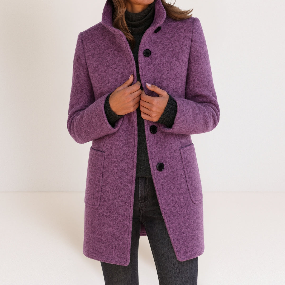 Chaqueta de mujer violeta con cuello alto, botones frontales y bolsillos tipo parche.