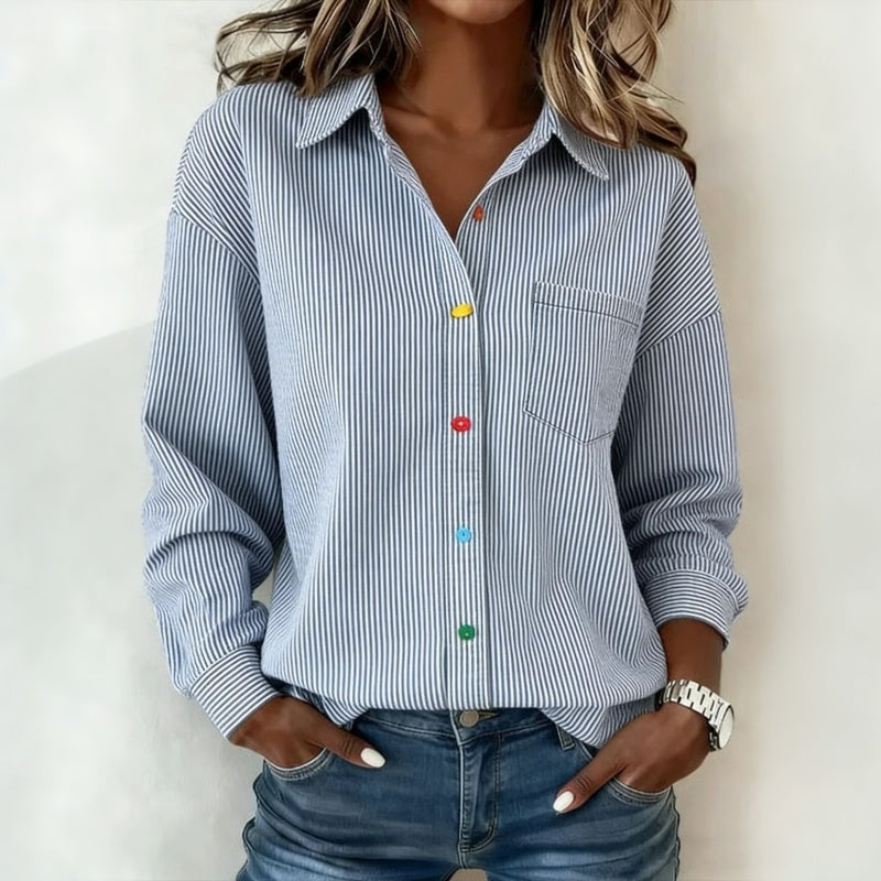 Camisa casual azul de rayas verticales, manga larga, botones de colores y bolsillo