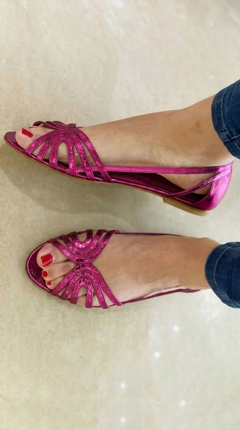 Sandalias planas metalizadas fucsia con tiras en forma de abanico y punta abierta