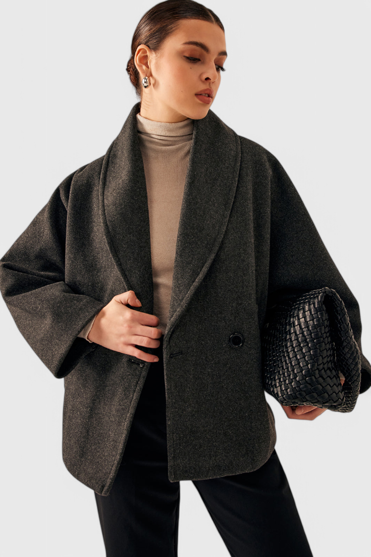 Abrigo oversize de tweed gris oscuro, botón al frente, mangas caídas y solapas