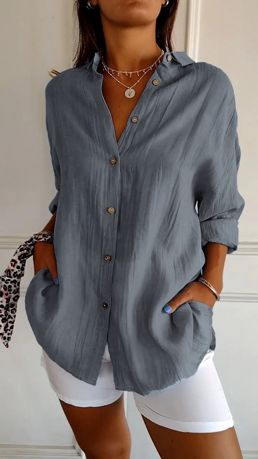 Camisa de lino azul oscuro oversize con botones y cuello en pico