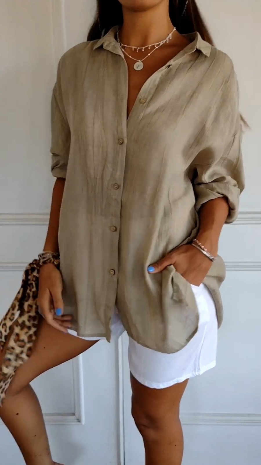 Camisa de lino caqui oversize con botones y cuello abotonado