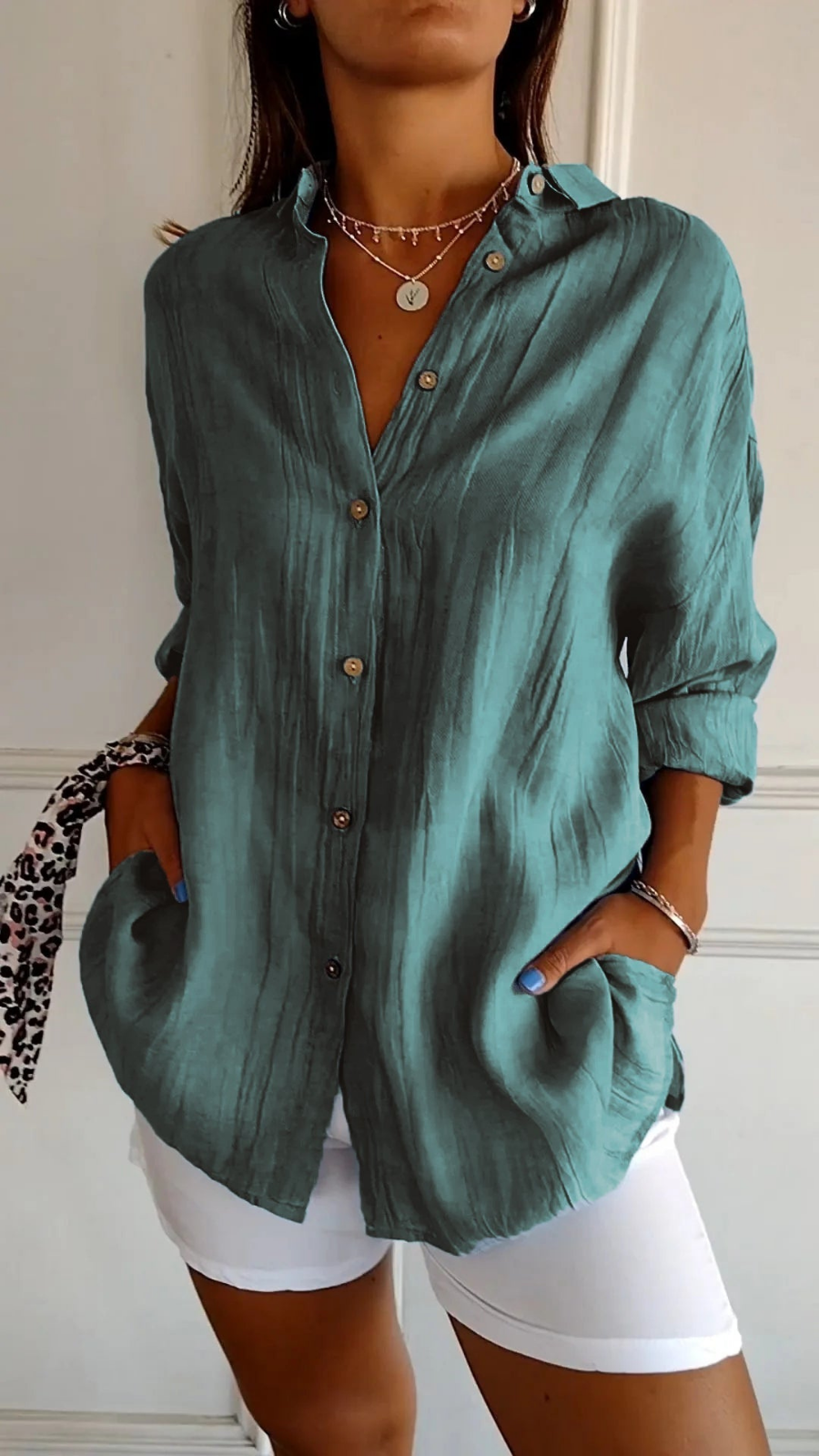 Camisa de lino verde azulado oversize con botones y cuello en pico