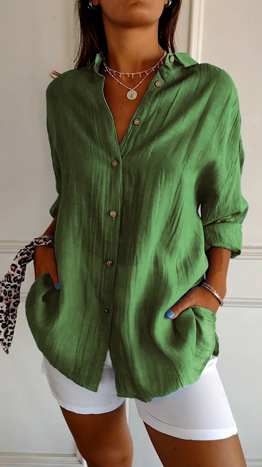 Camisa de lino verde oversize con botones y cuello abotonado
