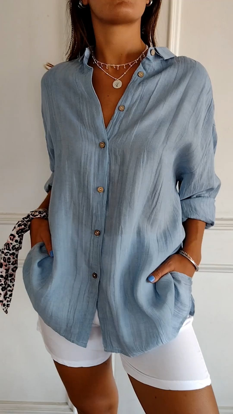 Camisa de lino azul acero oversize con botones y cuello en pico