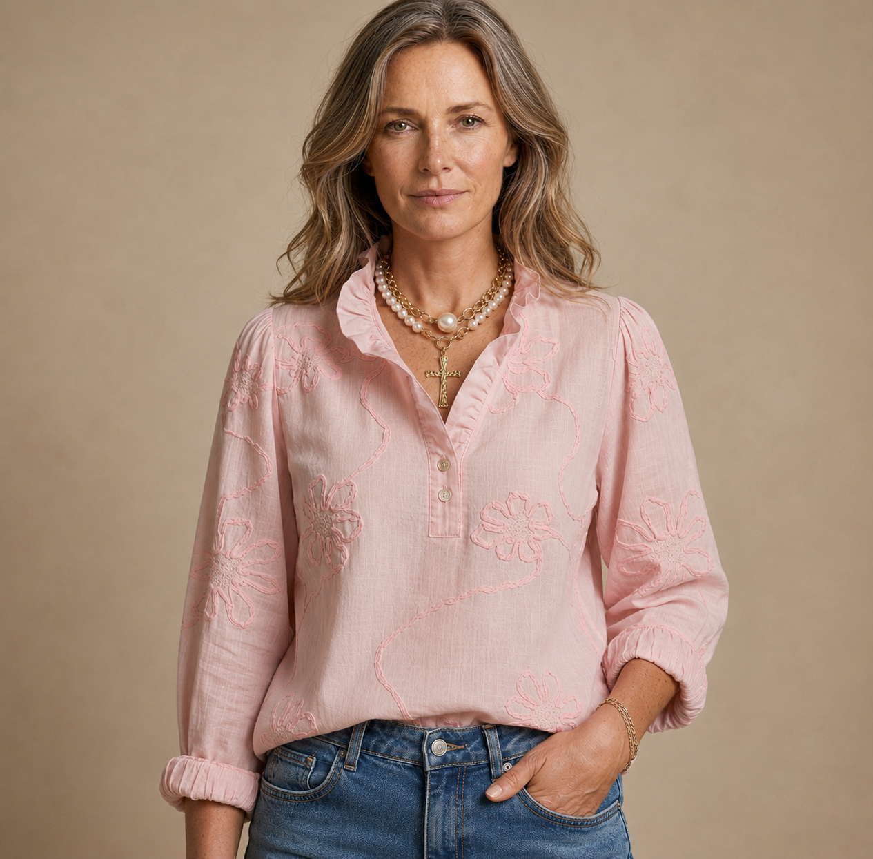 Blusa rosa empolvado con bordado floral y botones al frente, puños fruncidos
