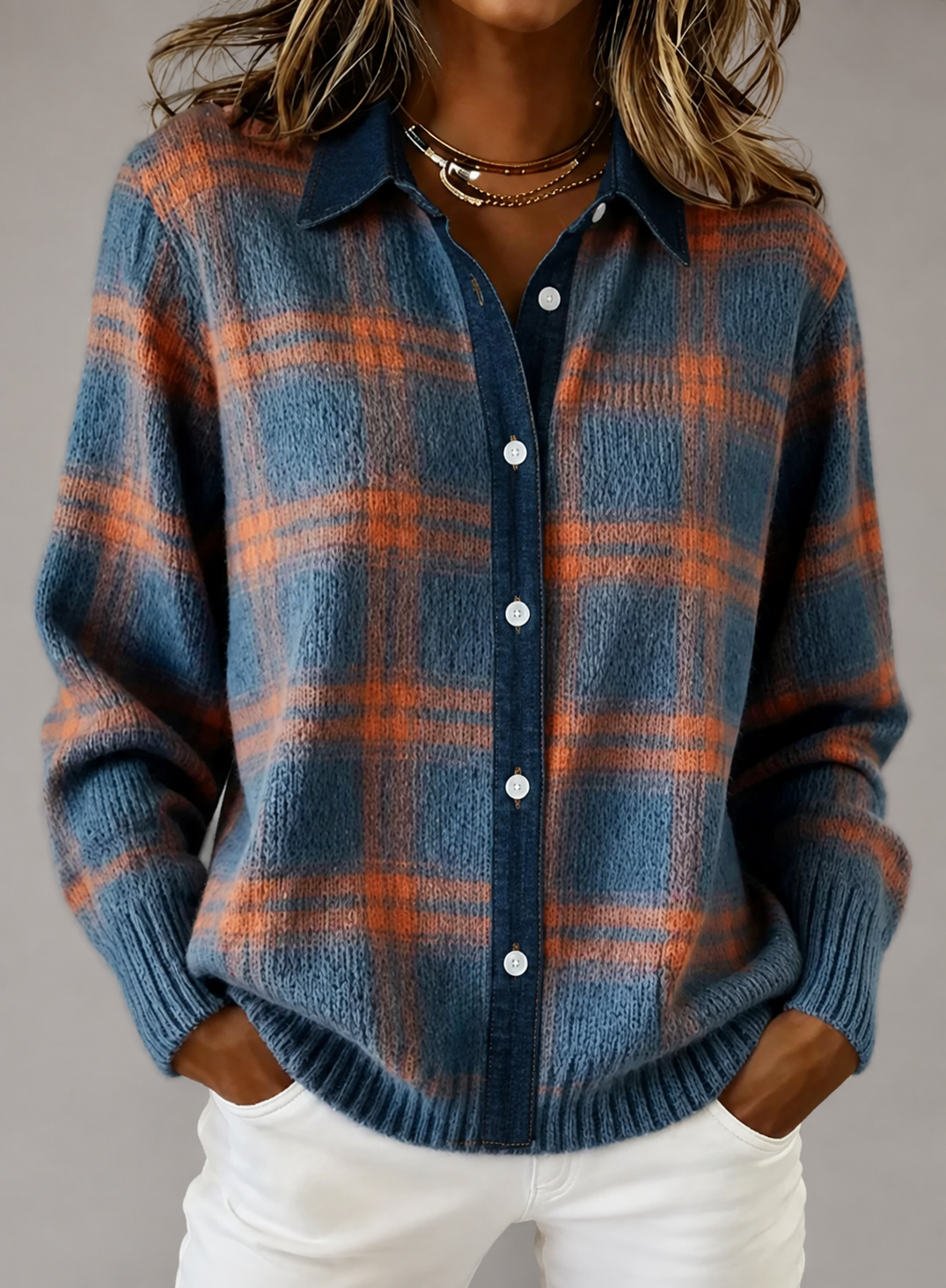 Suéter de punto a cuadros azul y naranja, con botones y cuello camisero.