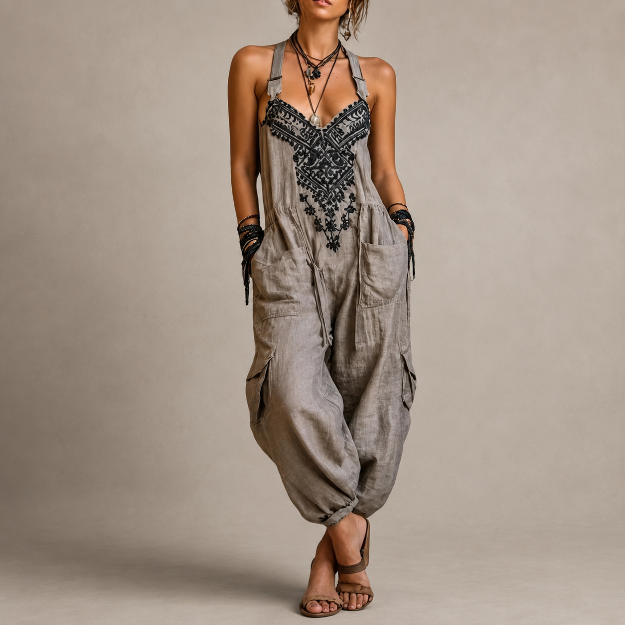 Mono bohemio con bordado en el pecho, tirantes cruzados y peto con bolsillos, gris