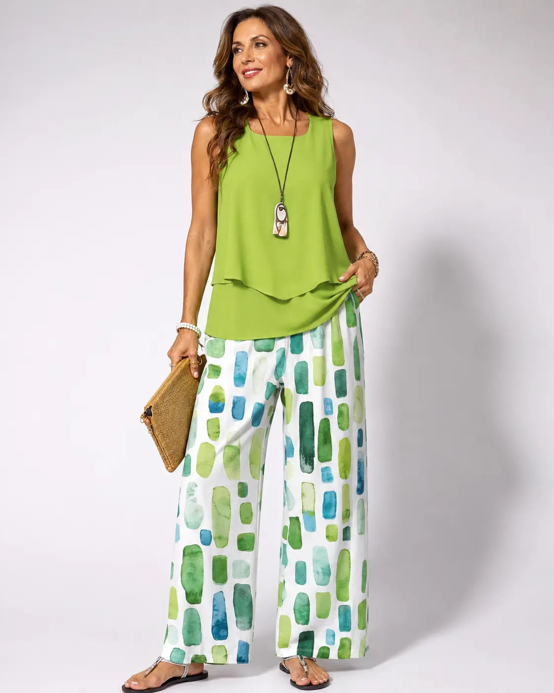 Conjunto de top sin mangas verde y pantalón ancho geométrico con rectángulos en azul