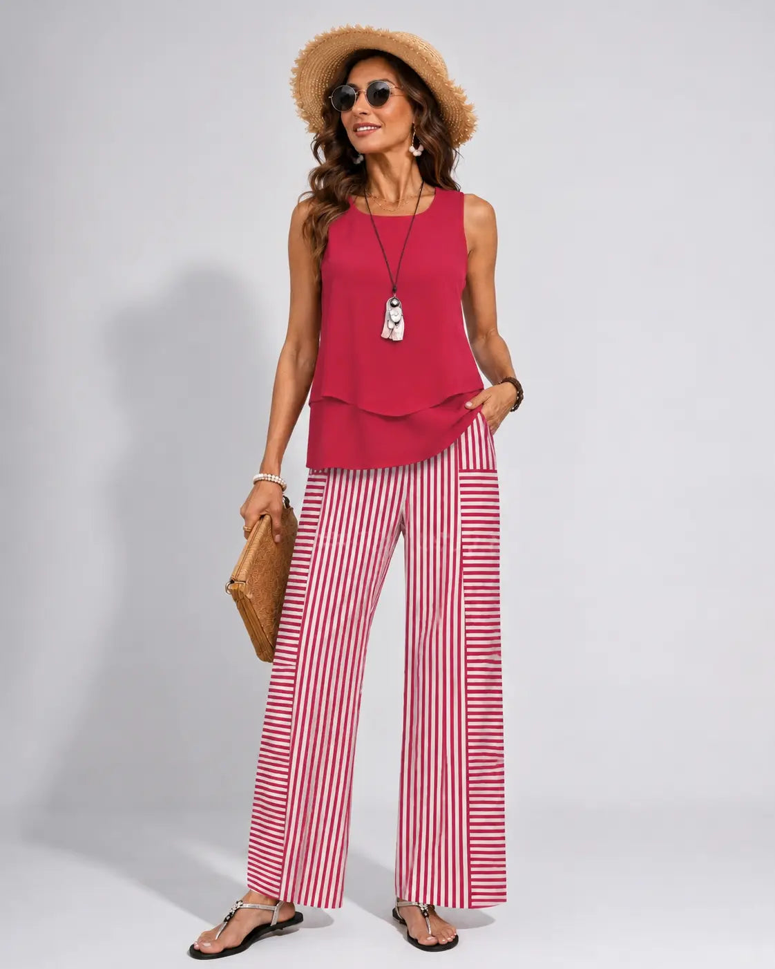 Conjunto Ramona™: top rosa sin mangas liso y pantalón de rayas rojas y blancas.