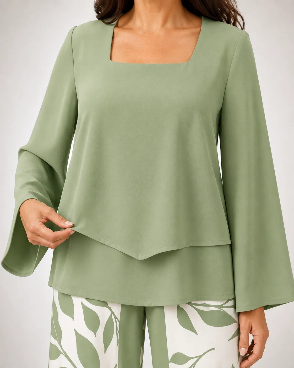 Conjunto verde: blusa con escote cuadrado, manga acampanada y capas; pantalón de hojas