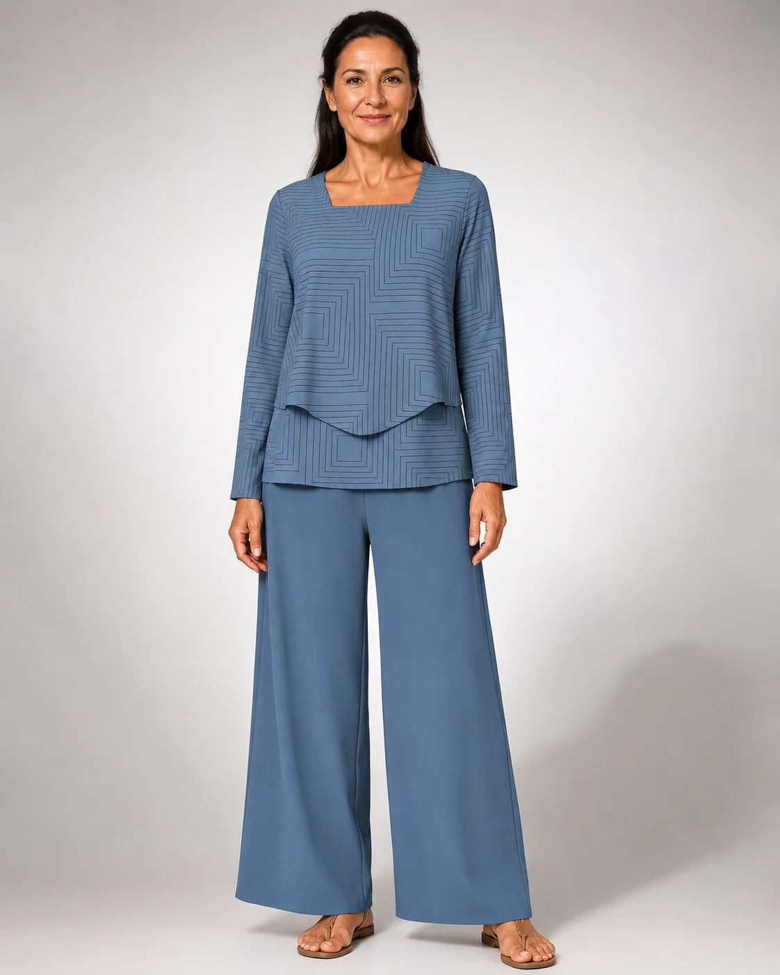 Conjunto azul de blusa con cuello cuadrado y pantalón de pierna ancha