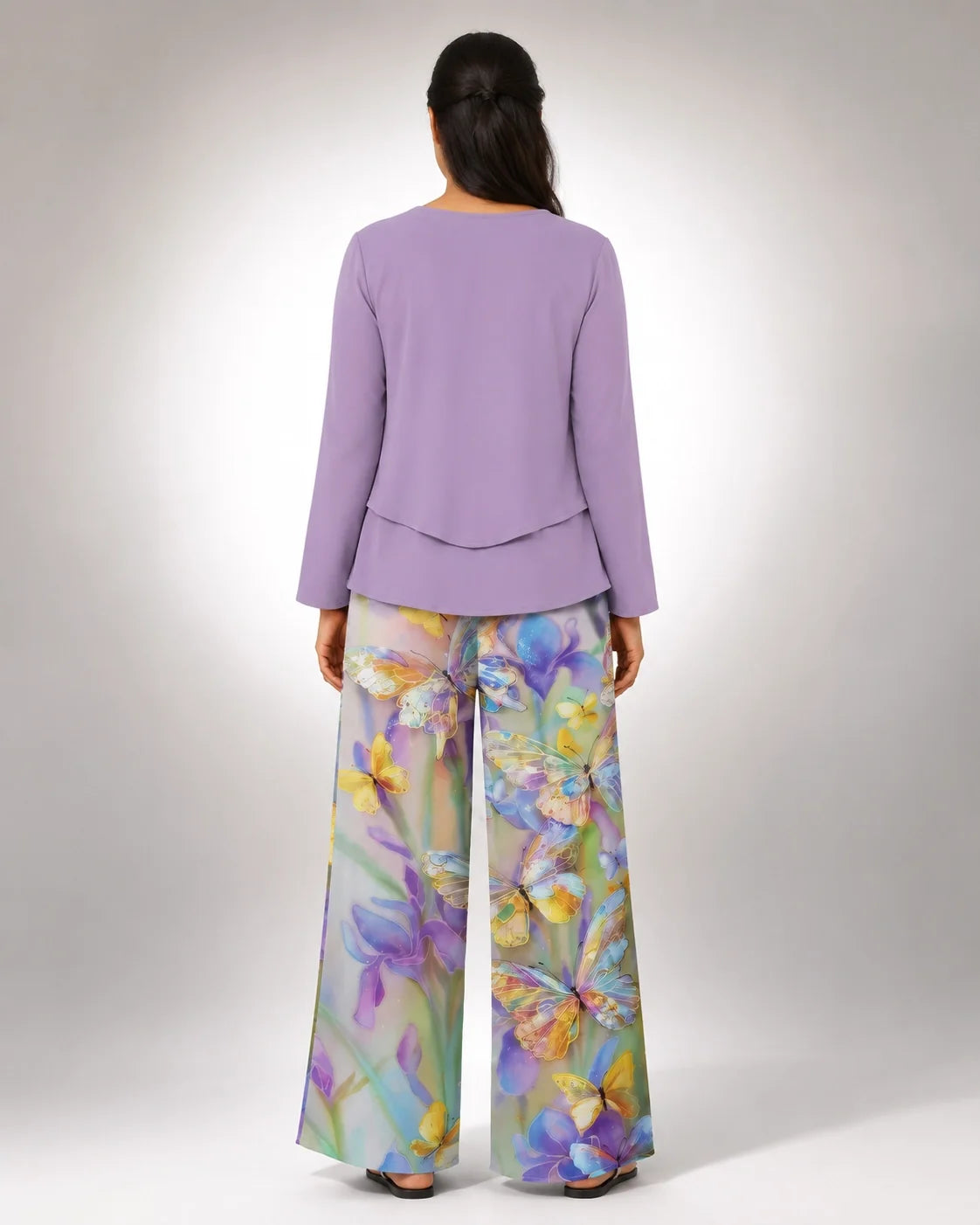 Conjunto Otilia™ lila: blusa con faldón y pantalón ancho floral, vista trasera.