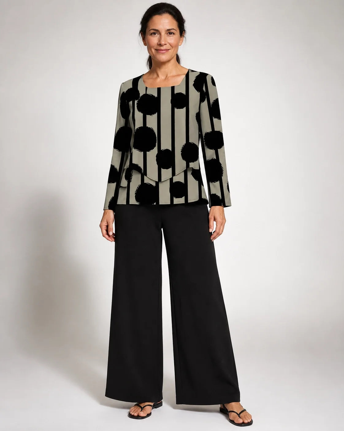 Conjunto de blusa de lunares y rayas con pantalón negro de pierna ancha