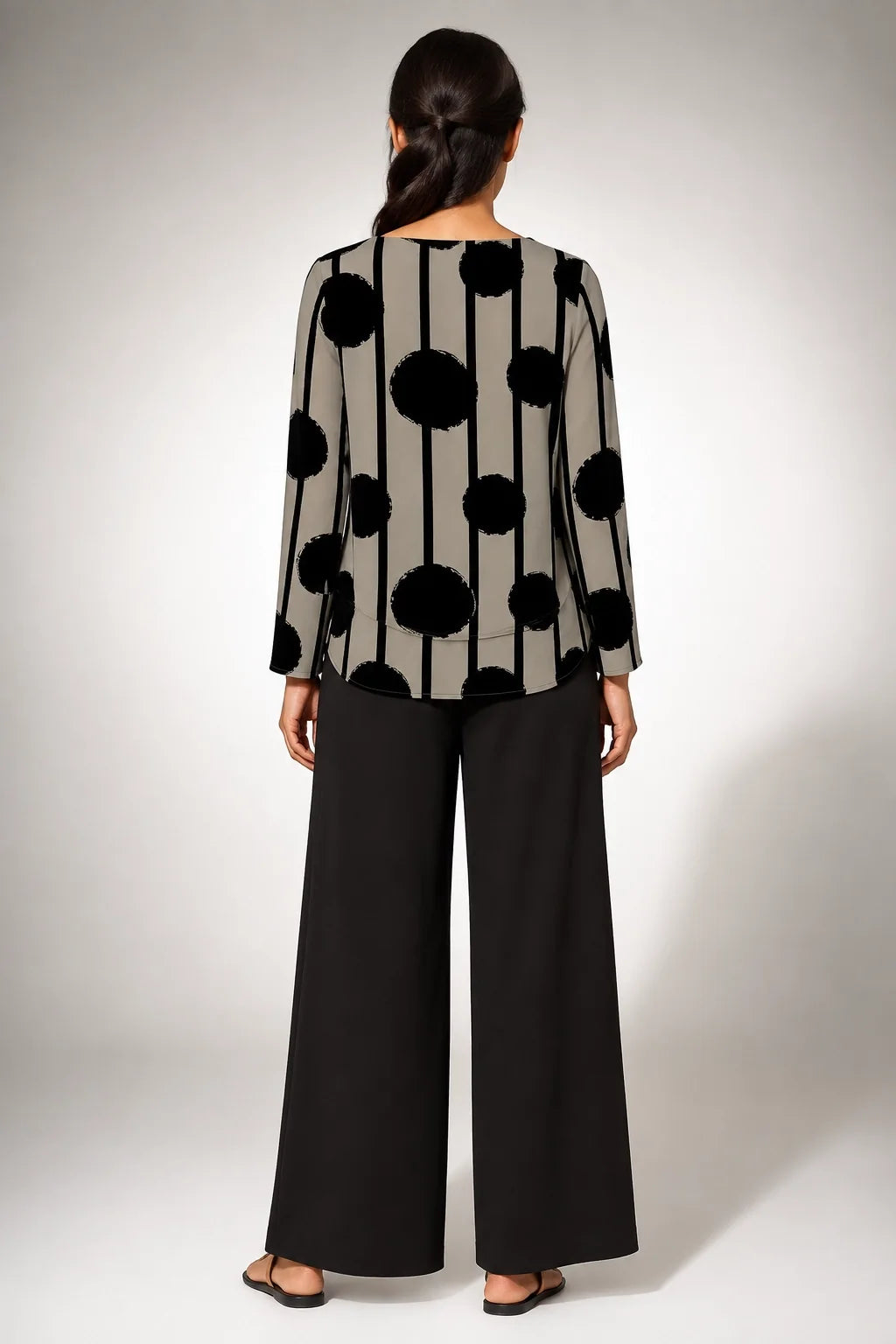 Conjunto de blusa estampada a rayas con pantalón negro de tiro alto