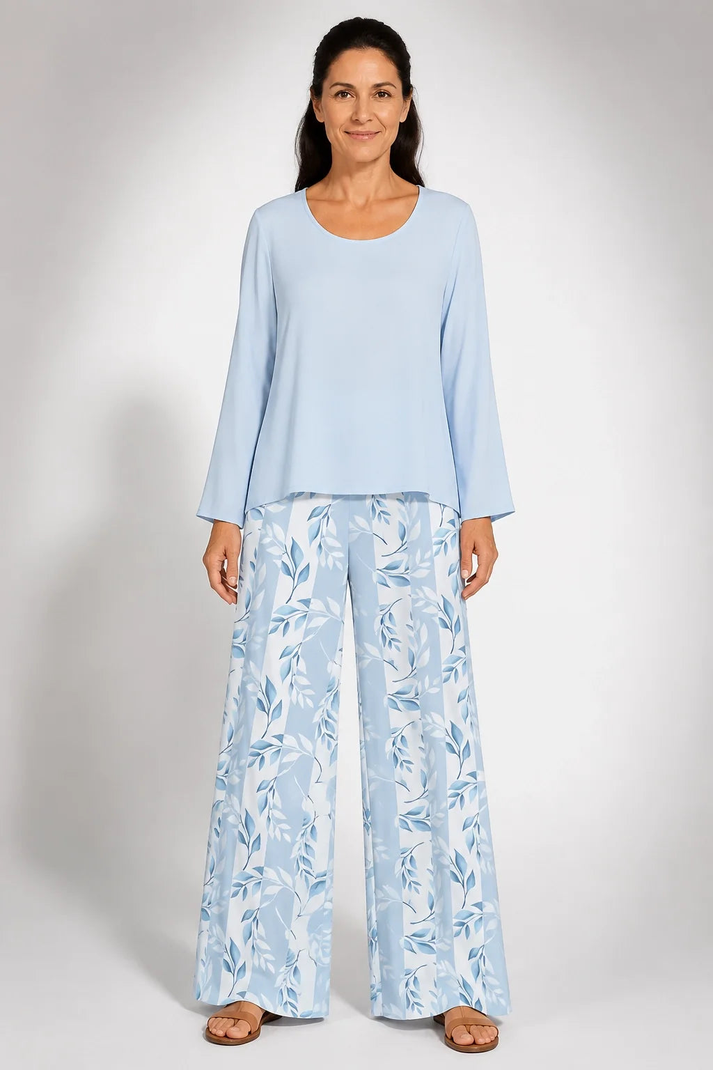 Conjunto de blusa azul cielo y pantalón ancho con estampado floral