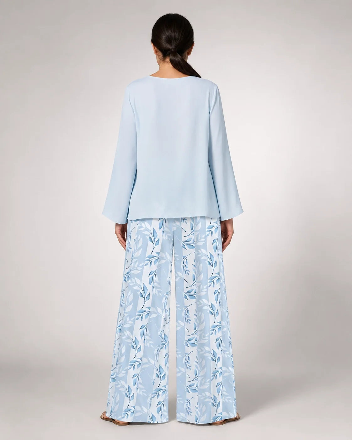 Conjunto de blusa azul cielo de espalda lisa y pantalón ancho floral