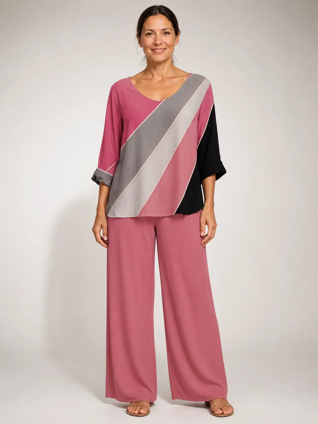 Conjunto de blusa y pantalón de pierna ancha rosa con panel diagonal gris y negro