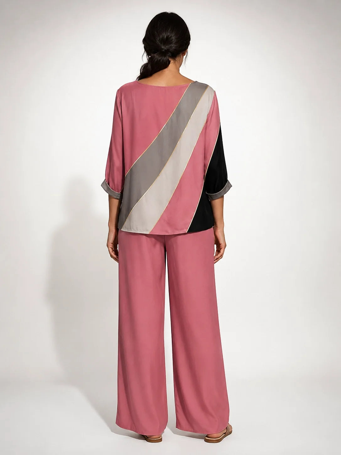 Conjunto de blusa y pantalón de pierna ancha rosa, vista trasera, panel diagonal gris