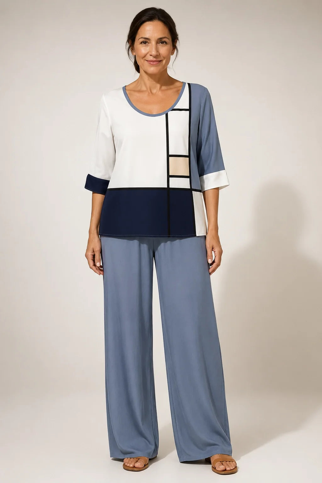 Conjunto geométrico: blusa blanca con paneles azules y pantalón azul de pernera ancha