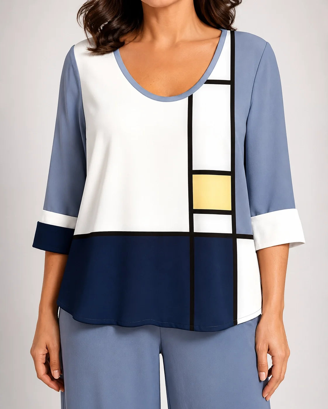 Blusa geométrica del conjunto: blanco y azul, cuello redondo y mangas 3/4