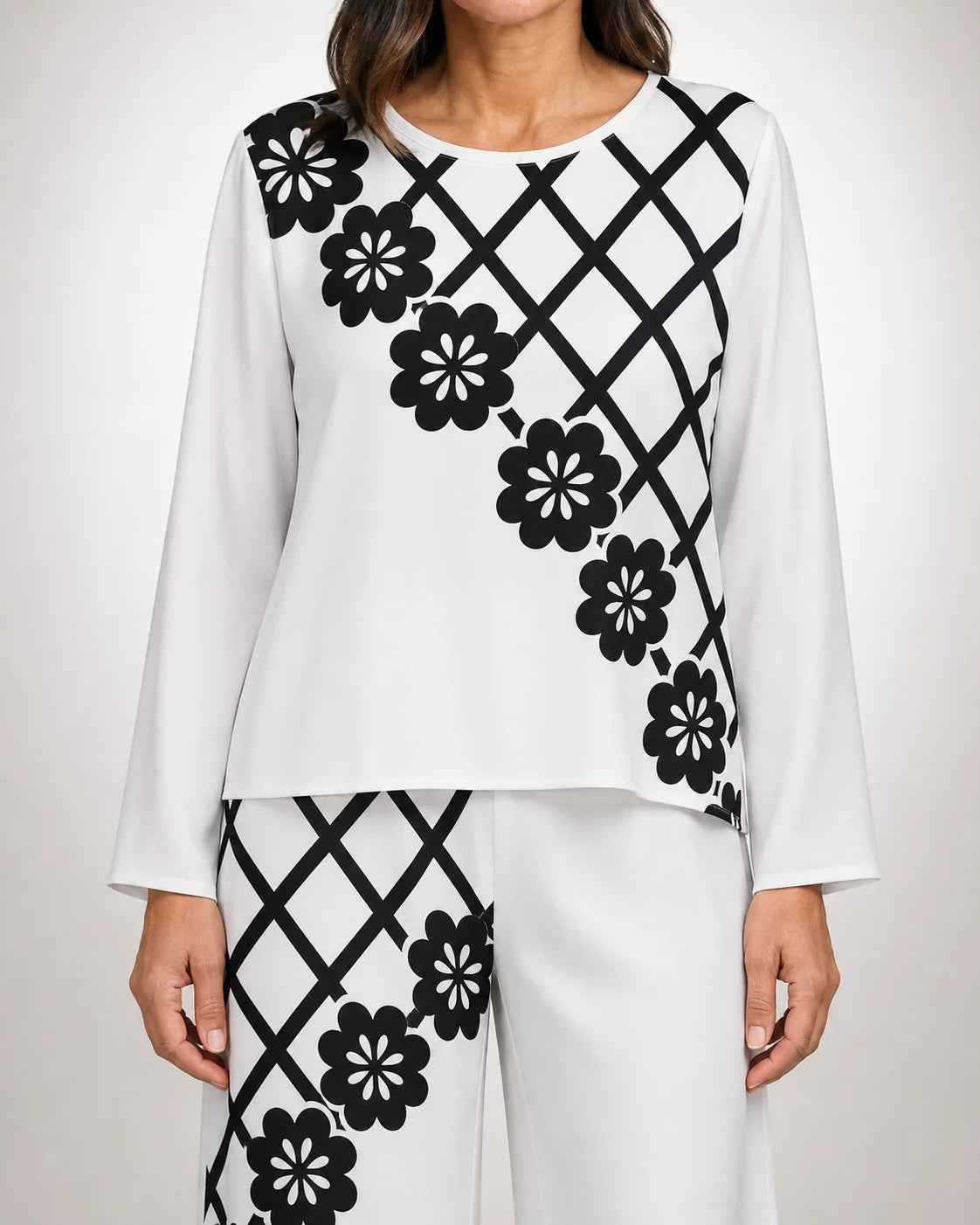 Blusa blanca de manga larga con flores negras y líneas en rombos