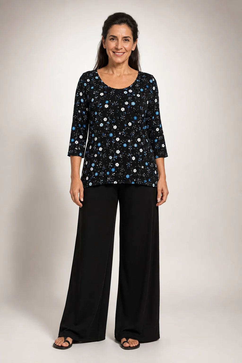 Conjunto floral Urbana™: blusa negra de flores con manga 3/4 y pantalón ancho