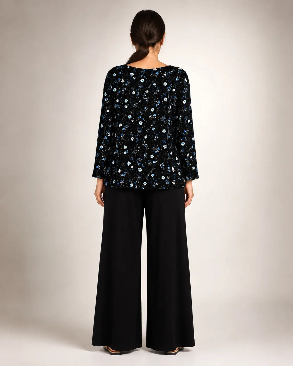 Conjunto floral Urbana™ visto por detrás: blusa negra estampada y pantalón ancho