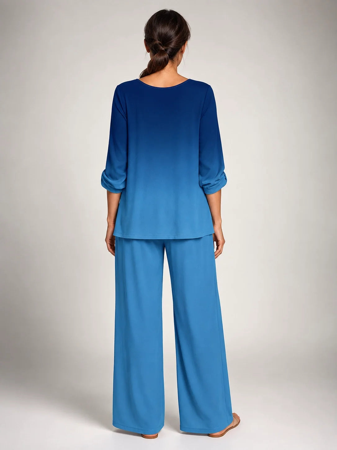 Conjunto degradado azul, vista trasera: blusa con manga 3/4 y pantalón palazzo